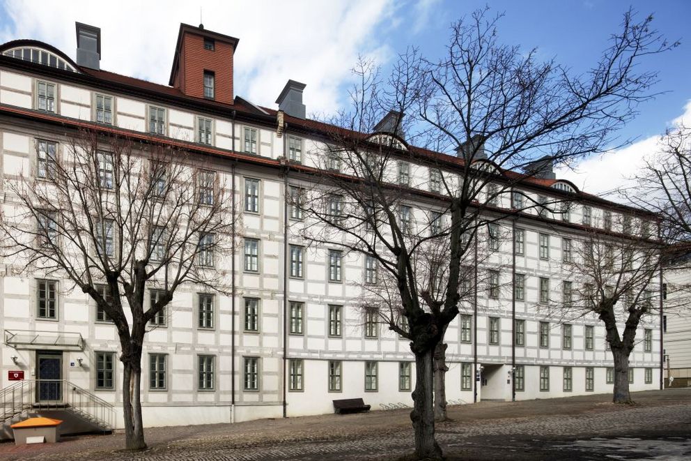 Blick auf die gleichmäßige Fachwerkfassade des langen Hauses (Haus 8-13), die die Illusion erweckt, es handelt sich um ein Gebäude. 