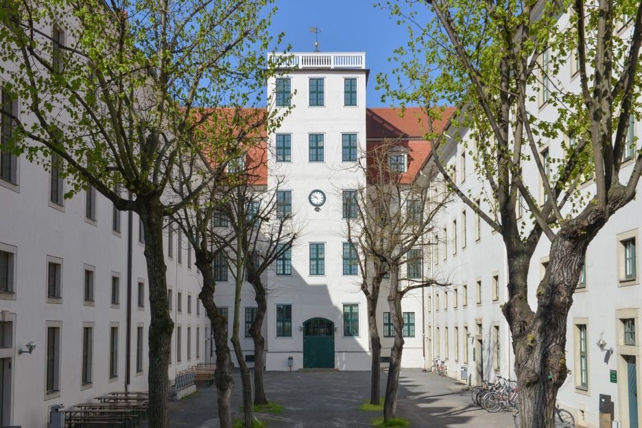 Frühjahrsaufnahme der Rückseite des Historischen Waisenhauses der Franckeschen Stiftungen in Halle (Saale), bevor das frische Grün der Lindenbäume den Blick auf die weißen Fassaden verdeckt.
