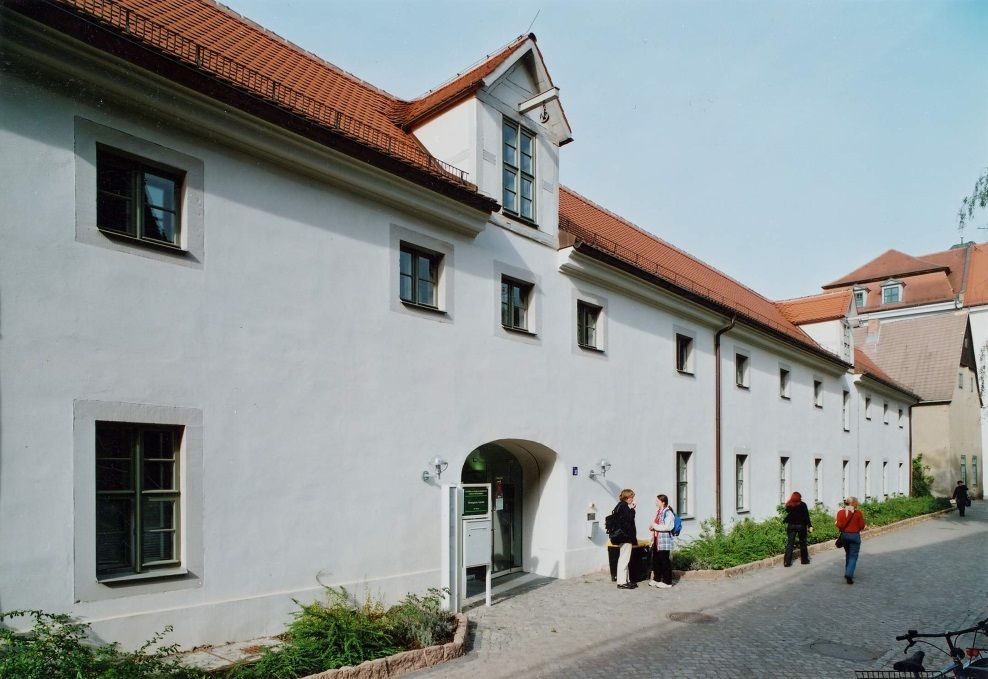 Ansicht eines historischen Lagergebäudes der Franckeschen Stiftungen mit einem Flaschenzug am Giebel