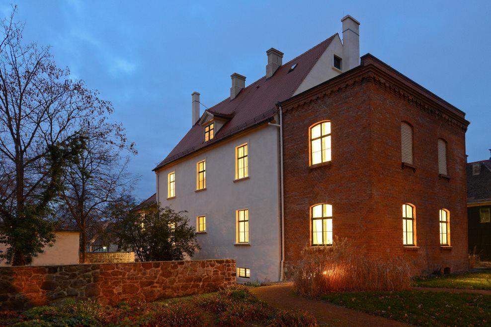 Die Fenster im ältesten erhaltenen Kinderkrankenhaus Deutschlands sind am Abend alle erleuchtet. 