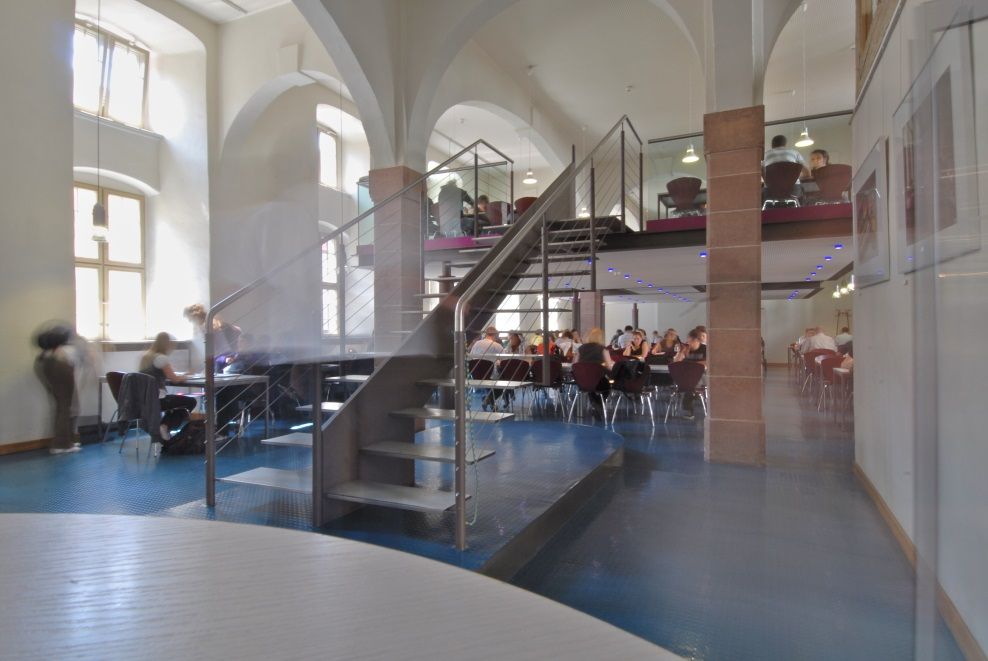 Bick in den Sitzbereich der Mensa des Studentenwerks mit einer ergänzten Sitzfläche zwischen den Säulen in der 2. Etage. 