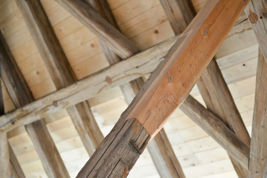 Die Historischen Balken des Dachstuhls der großen Scheune wurden behutsam saniert unter Einfügen von Ersatzholz an den notwendigen Stellen. 