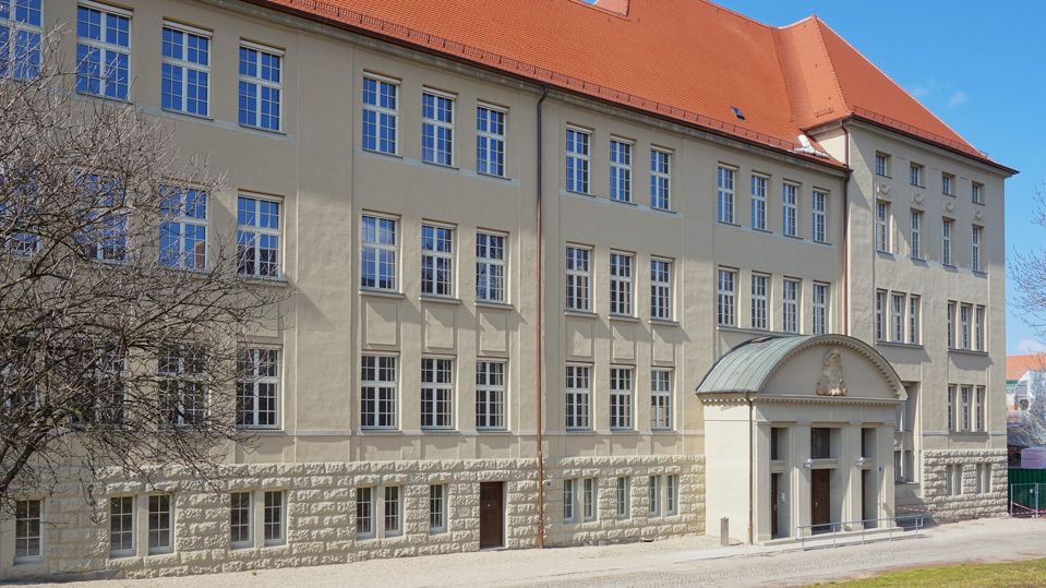 Haus 43 des Landesgymnasiums Latina ist ein Schulgebäude aus der Gründerzeit mit großen Fenstern und einem reich gestalteten Eingangsportal.