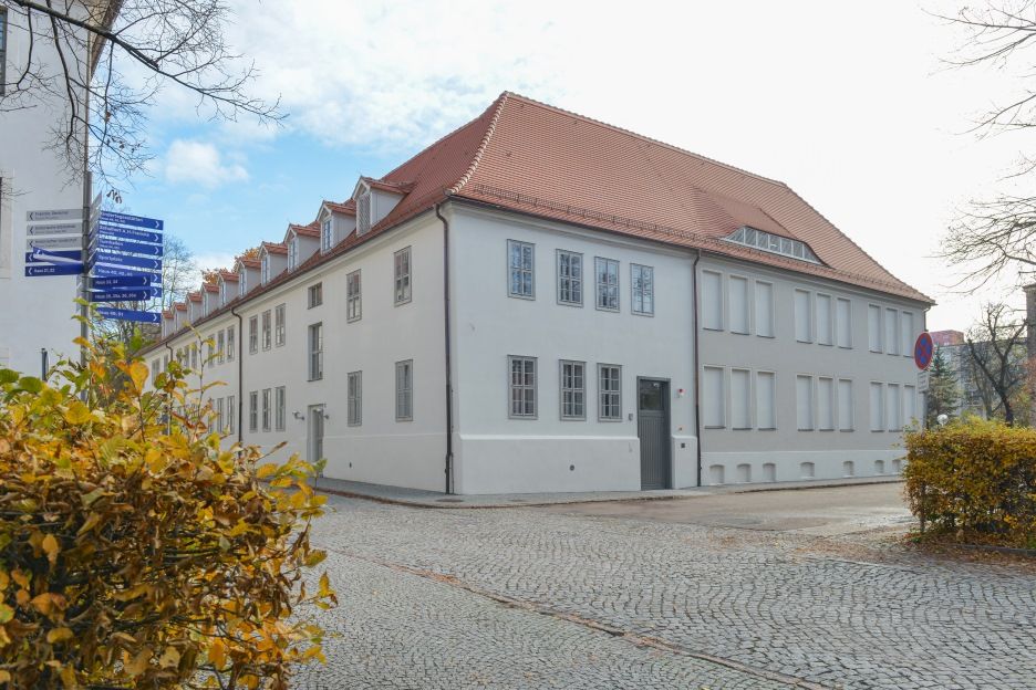 Ansicht von Westen des Druckereigebäudes mit dem Fachwerkflügel der Cansteinschen Bibelanstalt und dem Maschinenhaus aus dem 19. Jahrhundert. 