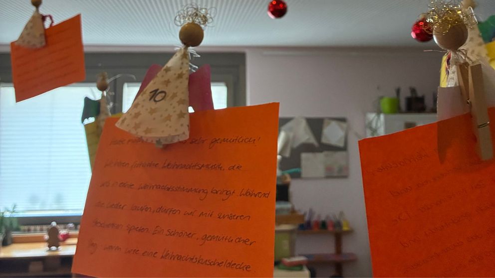 Sprüche am gebastelten Adventskalender hängen an einer Girlande