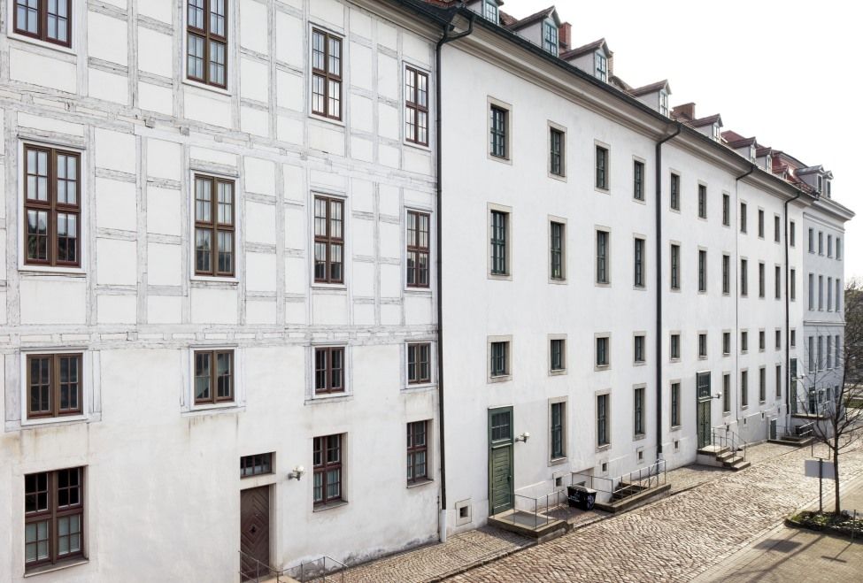 Ansicht der weißen Fassaden der zum Teil verputzten barocken Fachwerkgebäude auf der Nordseite