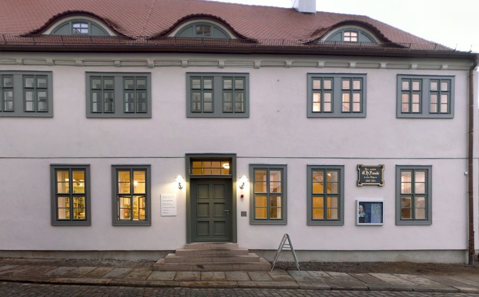 Ansicht der zweigeschossigen Fassade des Francke-Wohnhauses. 