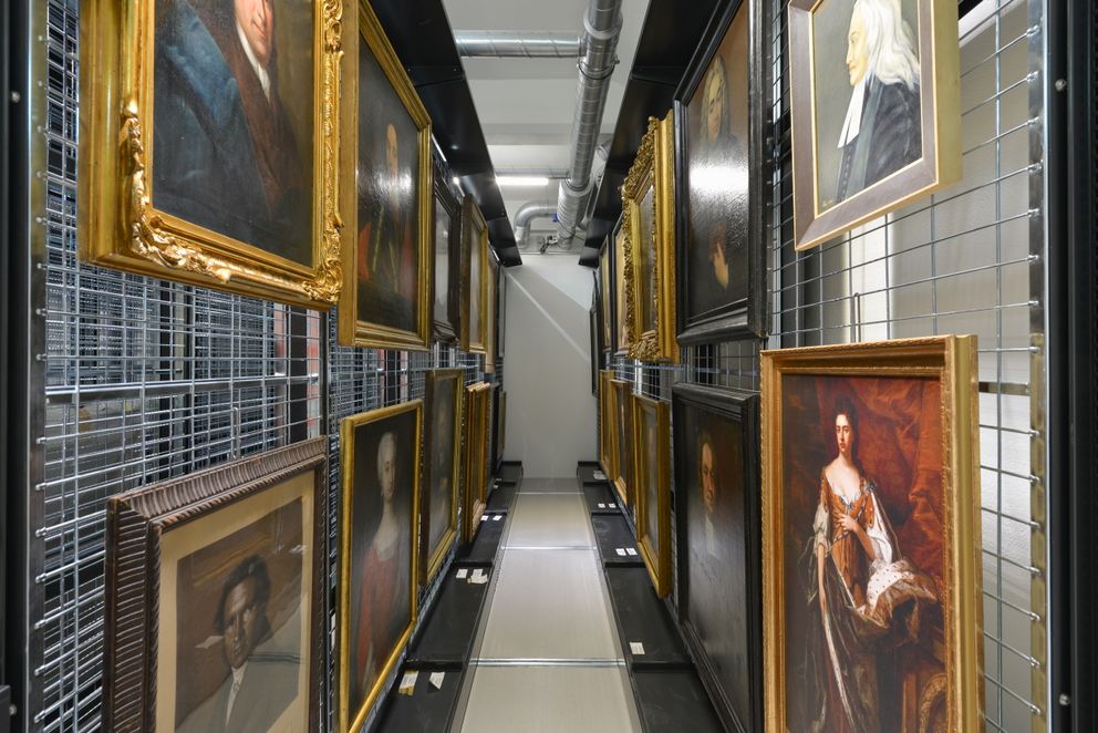 Der Blick in die Gemäldesammlung zeigt einige der an den Gittern aufgehängten Ölgemälde aus der Sammlung. 