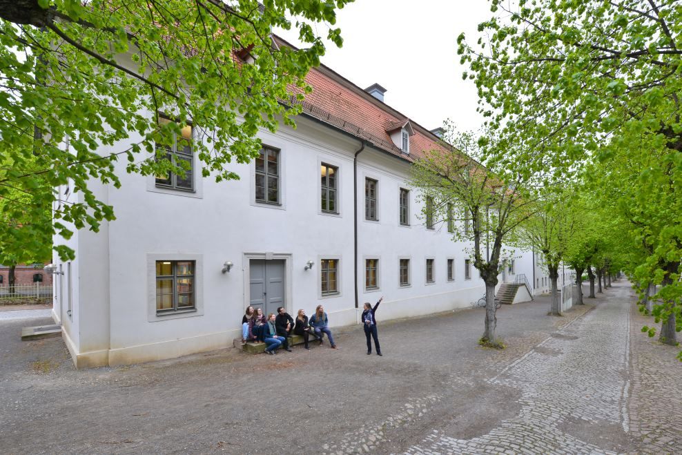Blick auf die weiße Fassade der Historischen Bibliothek von Osten.