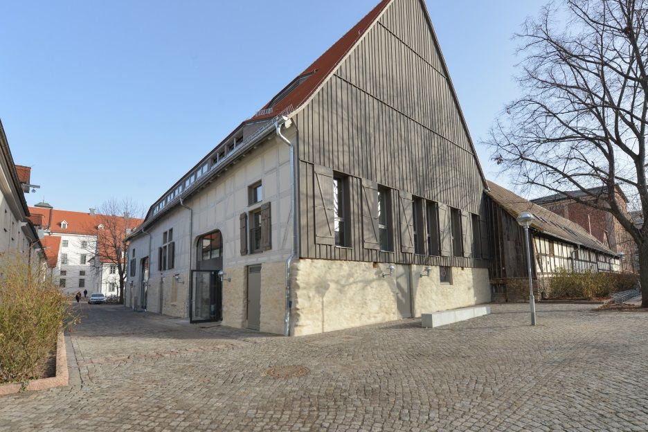 Blick über den Giebel auf die Fassade des imposanten Gebäudes der ältesten erhaltenen Scheune der Stadt Halle aus dem 18. Jahrhundert. 