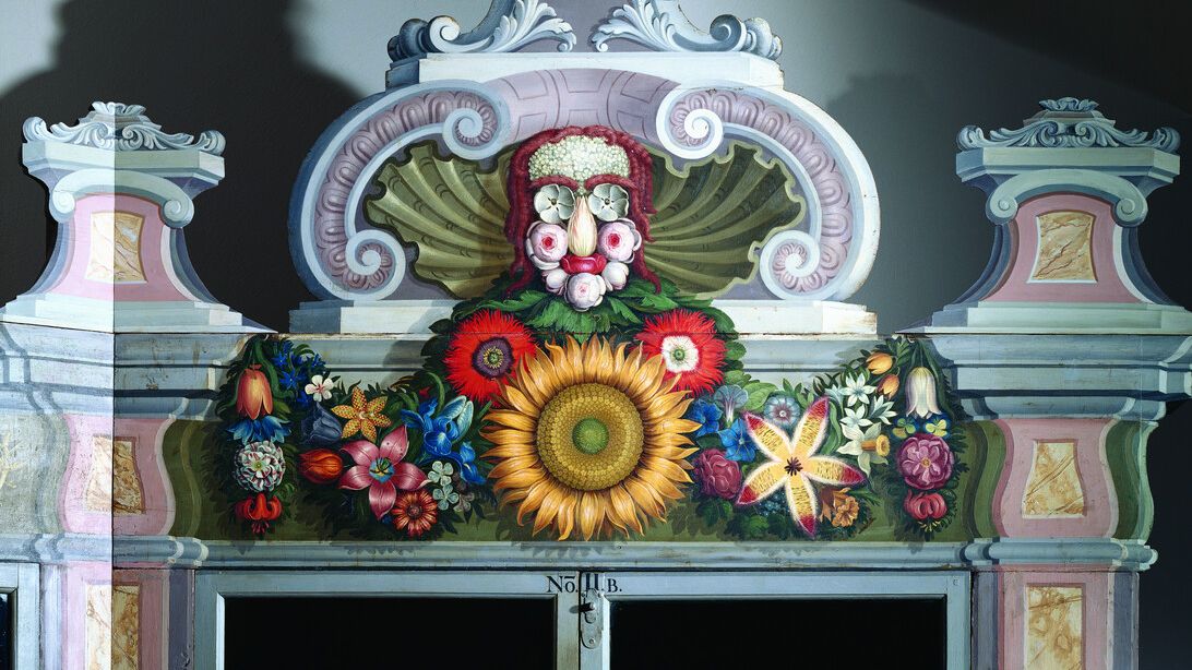 Detailaufnahme eines kunstvoll arrangierten Blumengesichts als Bekrönung eines historischen Pflanzenschranks aus der Kunst- und Naturalienkammer, inspiriert von Giuseppe Arcimboldo. (Poster)