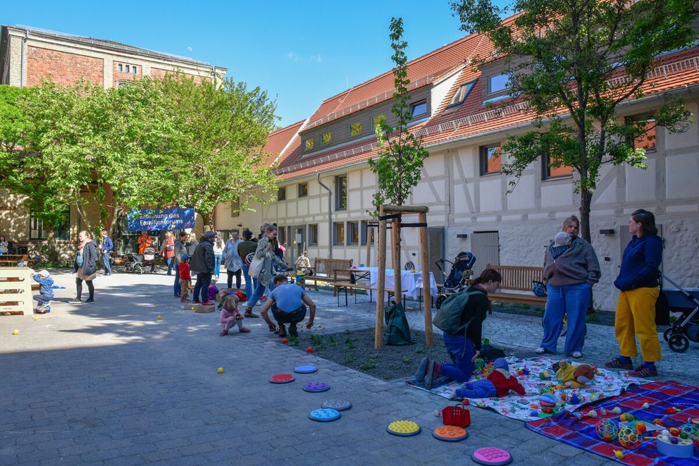 Hof des Familienforums im Süd-Flügel der Historischen Meierei mit Familienfest