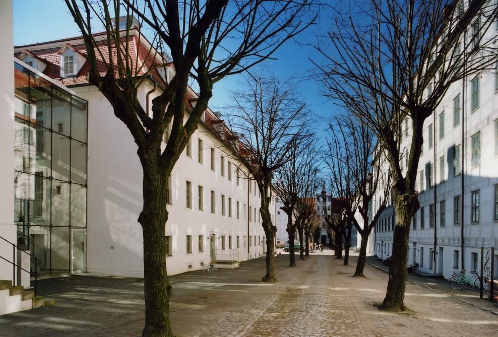 Blick in den Historischen Lindenhof mit weißen Fassaden der Fachwerkgebäude im Norden und Süden. 