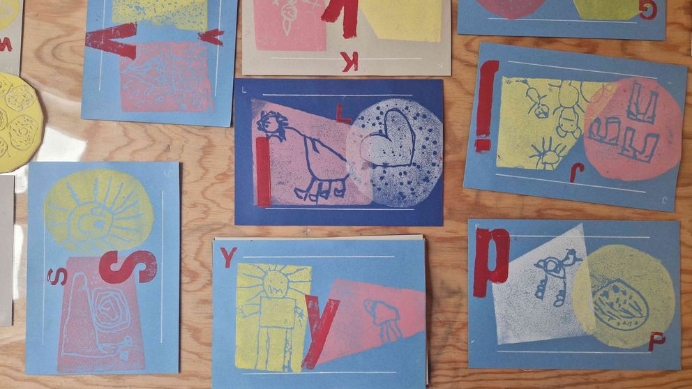 Karten mit Buchstaben und passenden Bildern in kindlicher Gestaltung, bunt und kreativ illustriert.