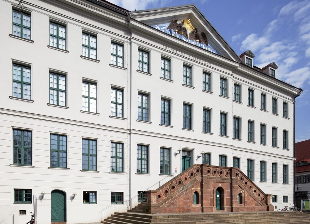 Die dreigeschossige und regelmäßig gegliederte Fassade des Historischen Waisenhauses mit 36 Fenstern, einer Freitreppe und dem Tympanon erinnert an ein Stadtpalais.