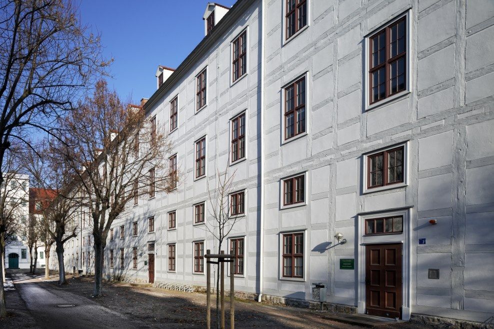 Ansicht der weißen Fachwerkassade des Gebäudes.