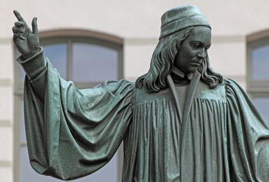 Detailausschnitt des Francke-Denkmals, welche Francke mit ausgestrecktem Arm zeigt.