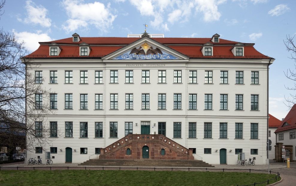 Außenansicht der barocken Fassade des Historischen Waisenhauses der Franckeschen Stiftungen in Halle (Saale) mit symmetrischer Fensteranordnung und markantem Mittelrisalit.