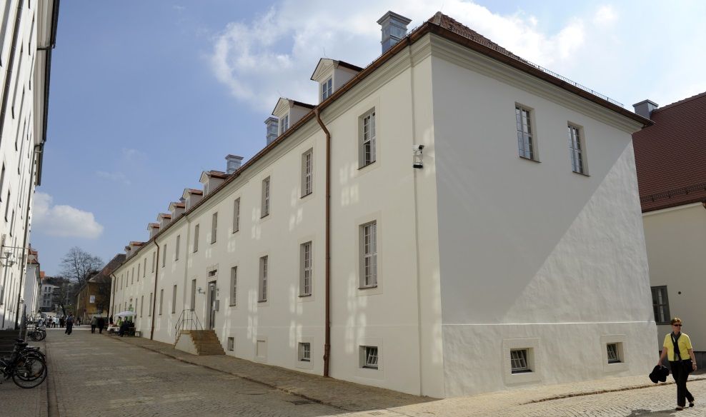 Blick vom Eingang der Franckeschen Stiftungen entlang des Schwarzen Weges nach Osten mit dem Brau- und Backhaus im Fokus.