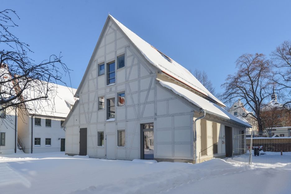 Im Schnee leuchtet die Fachwerkfassade des Giebels der Kleinen Scheune 