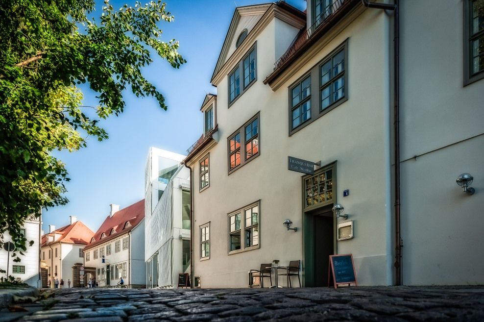 Das Historische Gebäude des Gasthauses »Zum Raubschiff« an der Südseite des Franckeplatzes mit dem Neubau der Kulturstiftung des Bundes im Hintergrund.