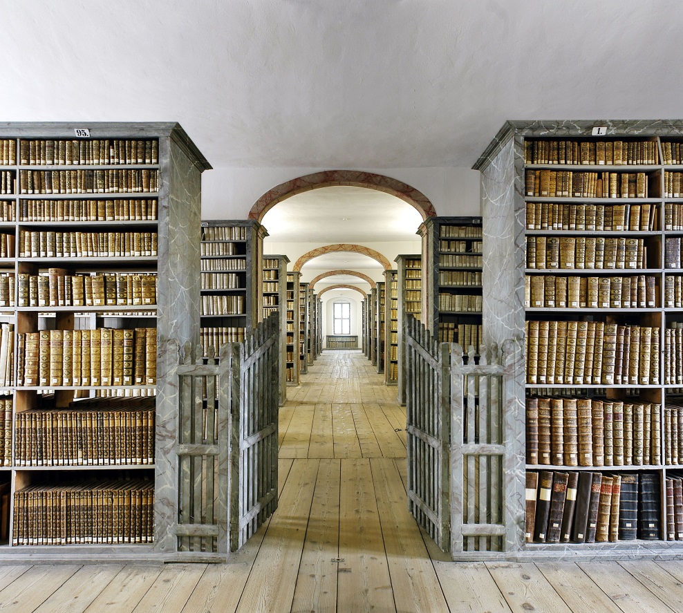 View into the so-called “scenic storage” of the Historical Library at the Francke Foundations: bookcases are aligned like stage sets, creating a unique spatial effect. (Poster)